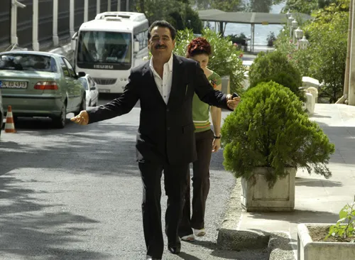 İbrahim Tatlıses Adliye'den türkü söyleyip oynayarak çıktı