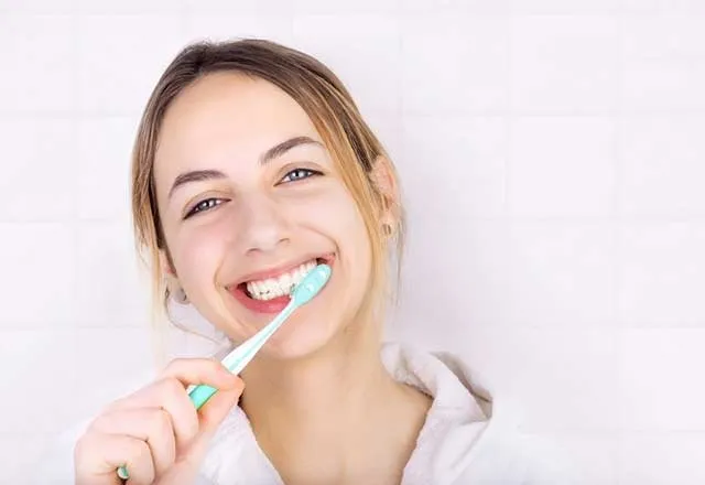En sağlıklı diş beyazlatma yöntemi nedir?