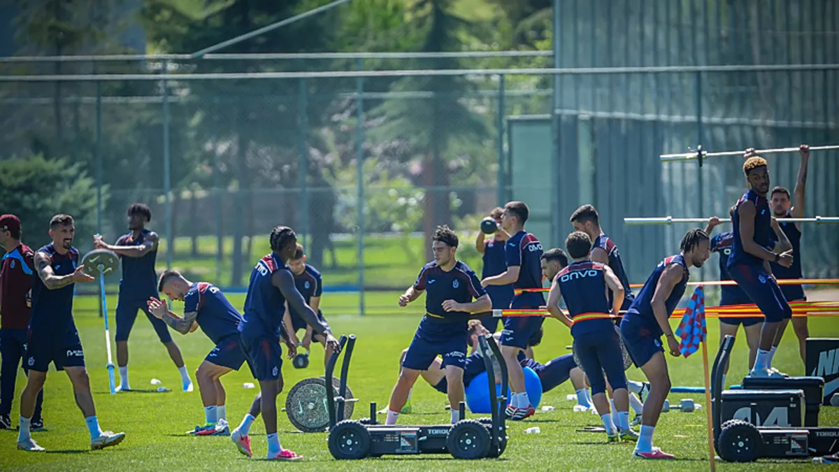Trabzonspor futbol takımı antrenman yapıyor