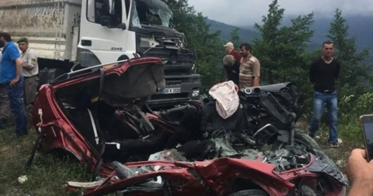 Artvin’de otomobil ile kamyon çarpıştı: 3 ölü, 3 yaralı