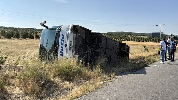 eskisehirde-yolcu-otobusu-sarampole-devrildi-24-kisi-yaralandi-1784268282512.jpeg