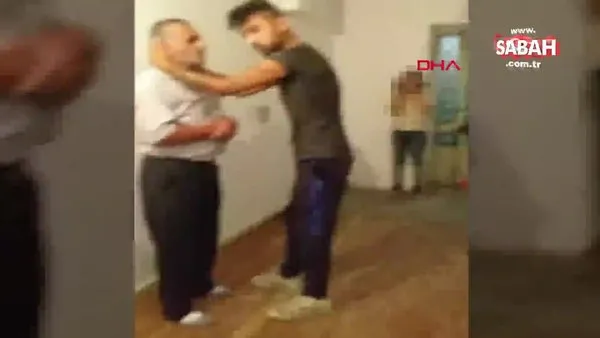 Son dakika! Burdur'da eve çağırdıkları seyyar satıcıyı tekme tokat döven gençler kamerada | Video