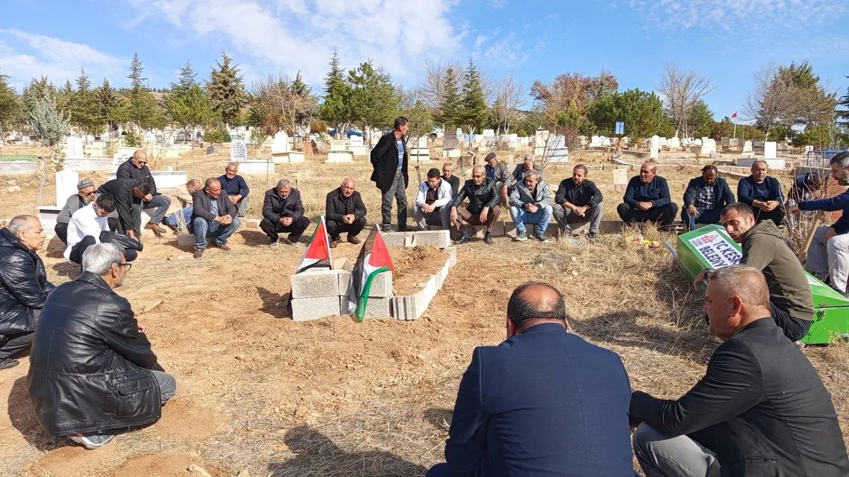 “Müslüman Toprağına Gömün” Vasiyeti Yerine Getirildi: Gazzeli Fatma Teyze Keskin Defnedildi “Müslüman Toprağına Gömün” Vasiyeti Yerine Getirildi: Gazzeli Fatma Teyze Keskin Defnedildi