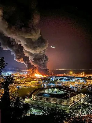 Son dakika: İtalya’da dev patlama! Liman alev alev yandı! Okullar, spor tesisleri, milli parklar kapatıldı...
