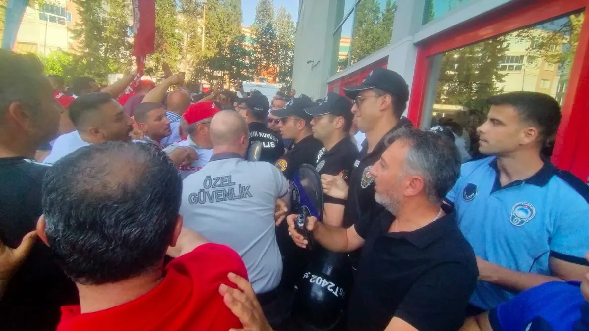 İzmir Büyükşehir Belediye Meclis toplantısı öncesi arbede