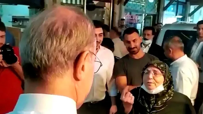 chpye-tepki-gosteren-mevlude-teyze-chp-doneminde-acliktan-oluyorduk-1658547670965.jpg Elazığ’daki heyete tepki gösteren Mevlüde Teyze: ‘CHP döneminde açlıktan ölüyorduk’