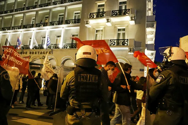 yunanistanda-kaos-polis-siddetine-karsi-halk-sokaklara-dokuldu-1635194578909.jpg Yunanistan'da kaos! Polis şiddetine karşı halk sokaklara döküldü