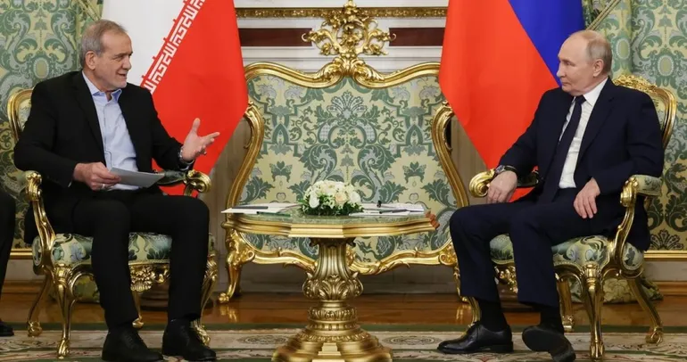 Putin ile Pezeşkiyan telefonda görüştü!