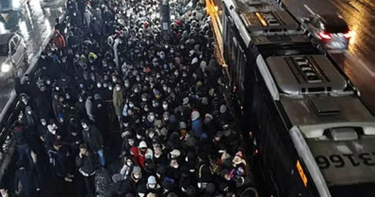 SON DAKİKA | İstanbul’da toplu taşımada yoğunluk! Metrelerce kuyruk oluştu
