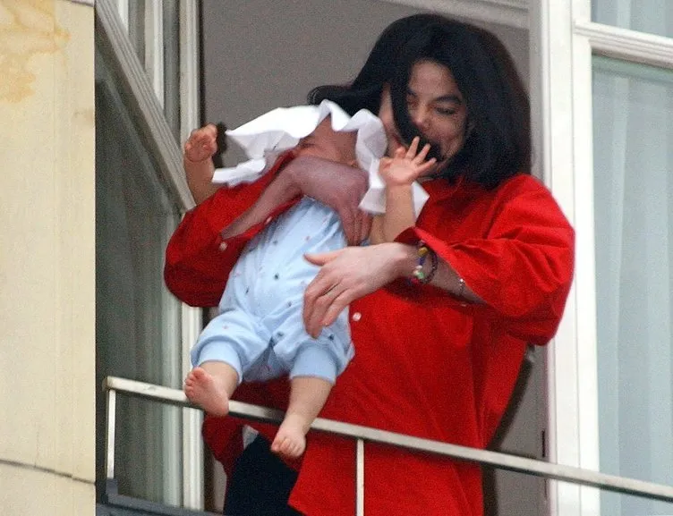 Michael Jackson’ın balkondan sarkıttığı oğlu büyüdü!