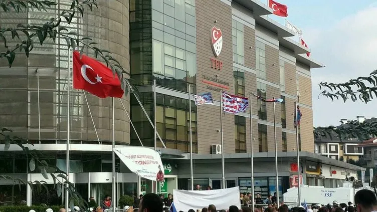 Trabzonspor taraftarı TFF binasına yürüdü