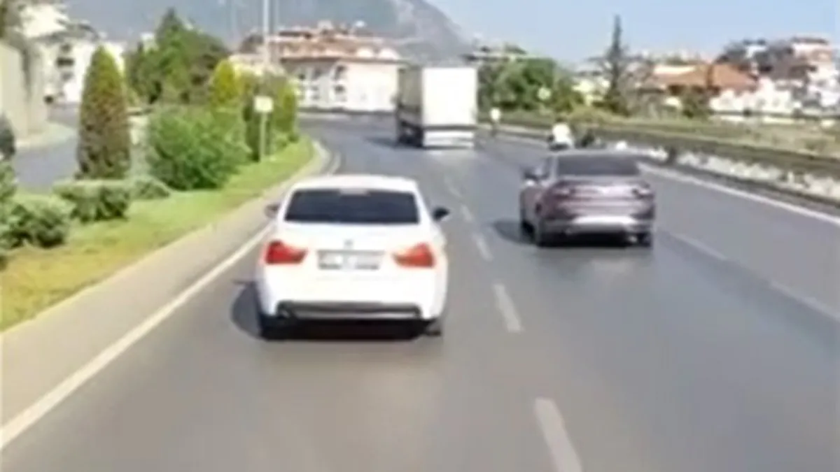 Antalya’daki bu görüntüler pes dedirtti: Vakaya giden itfaiyeye yol vermedi! Antalya’daki bu görüntüler pes dedirtti: Vakaya giden itfaiyeye yol vermedi!