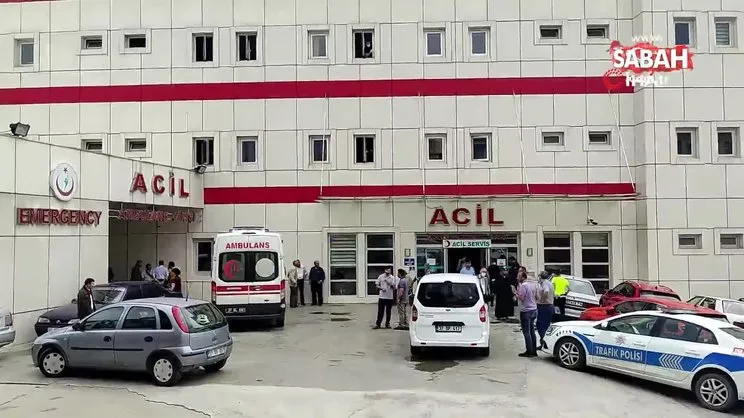 Motosiklet yolun karşısına geçmek isteyen doktora çarptı: 3 yaralı | Video