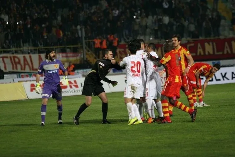 Göztepe - Karşıyaka maçında hakeme saldırı