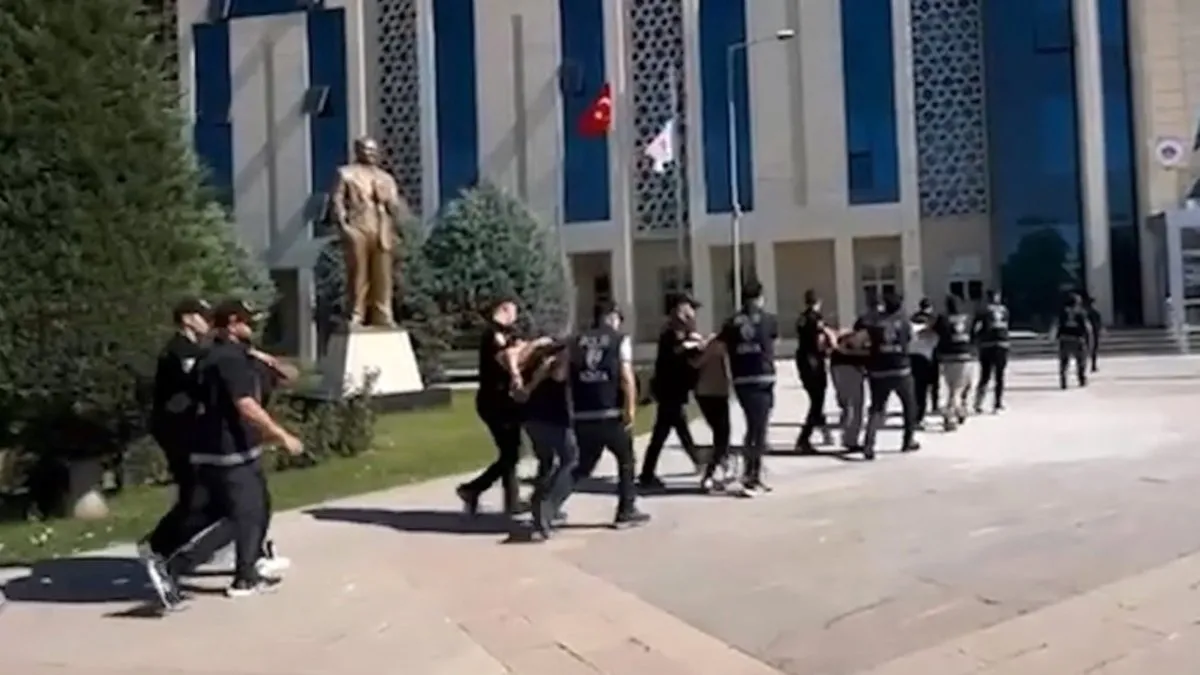 Kazaya karışmış araçları ‘change’ yapıp, piyasaya sürmüşler: Piyasaya değeri 15 milyon TL olan 23 araç ele geçirildi