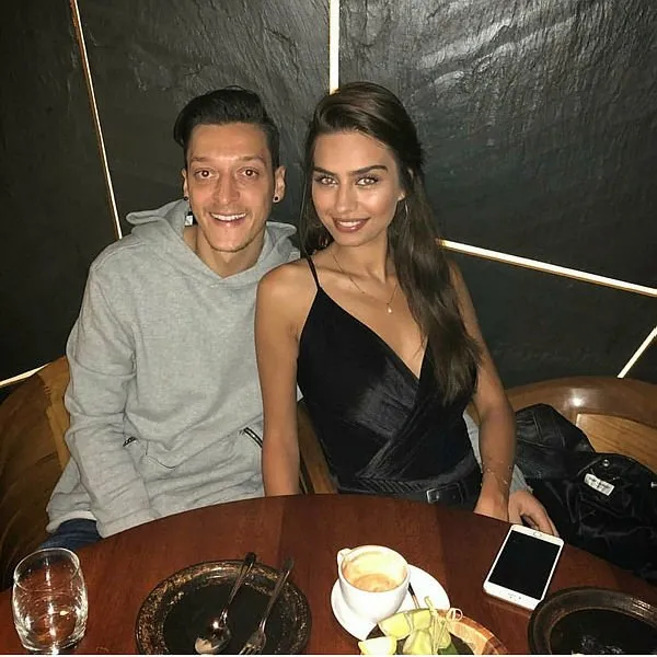 Mesut Özil’den sevgilisi Amine Gülşe’ye romantik sürpriz!