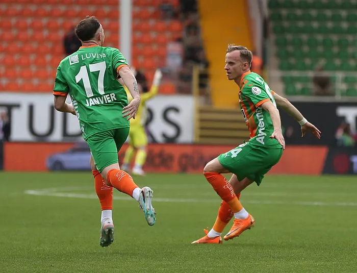 alanyaspor-kocaelispor-karsisinda-5-golle-galip-1773845500278.jpeg