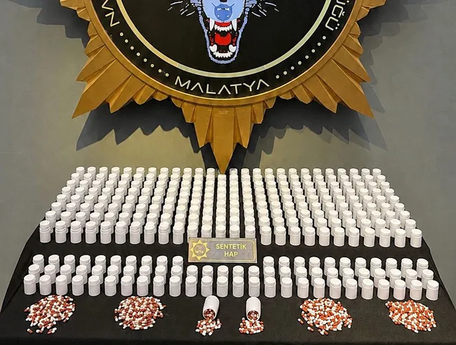 malatyada-uyusturucu-operasyonu-14-bin-900-hap-ele-gecirildi-3-tutuklama-1788031394104.jpg