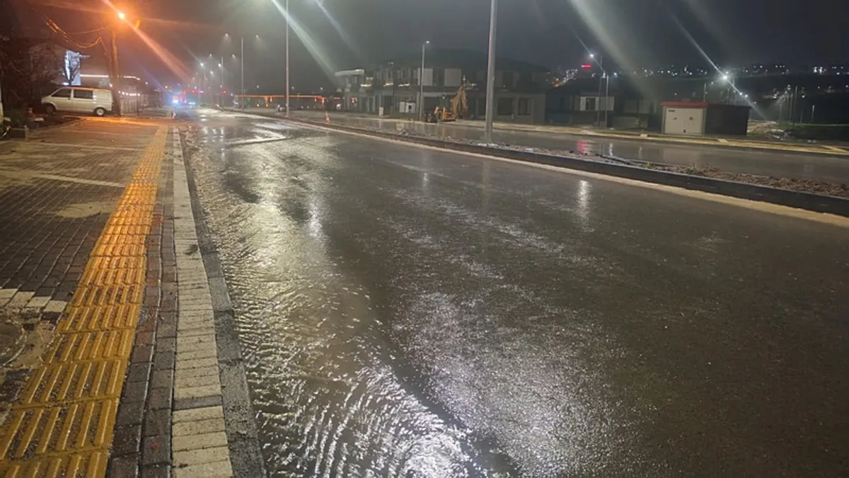 Tekirdağ’da sağanak yağış etkili oldu: Yollar göle döndü Tekirdağ’da sağanak yağış etkili oldu: Yollar göle döndü