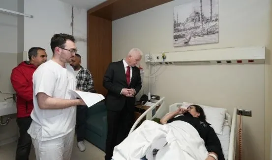 vali-gul-depremde-yaralananlari-hastanede-ziyaret-etti-1745568408762.jpg