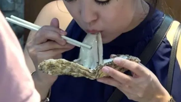 Bakması bile zor! Ama onlar çiğ çiğ yiyorlar