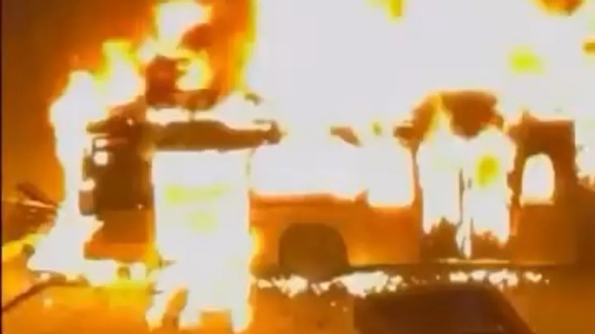 SON DAKİKA… İstanbul Avcılar’da korku dolu anlar: İETT otobüsü alev alev yandı SON DAKİKA… İstanbul Avcılar’da korku dolu anlar: İETT otobüsü alev alev yandı