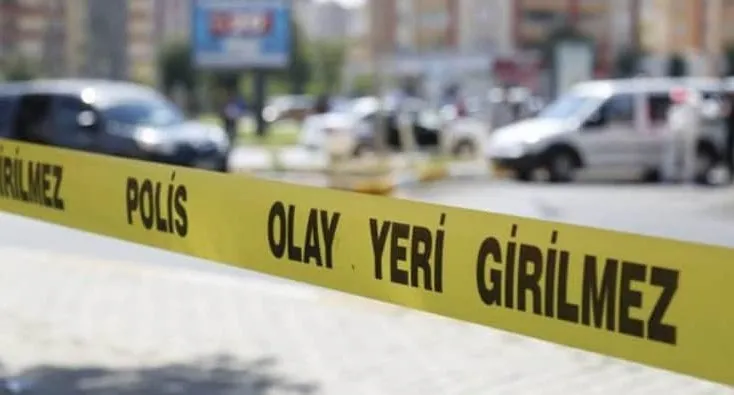 Eşinin alkol almasına tepki gösterdiğine pişman oldu! Kocasını önce süpürge sapıyla dövdü sonra bıçakla kovaladı...