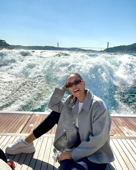 Küçük Prens Karan! Fahriye Evcen ile oğlu Karan’ın sinema keyfi... Anne-oğul böyle poz verdi!