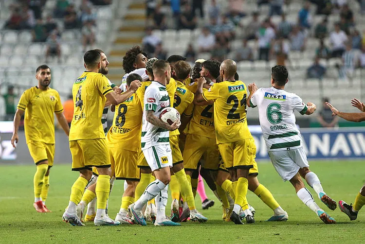 Konyaspor - İstanbulspor maçında 2 gol ve 3 kırmızı kart! - Son Dakika Spor Haberleri