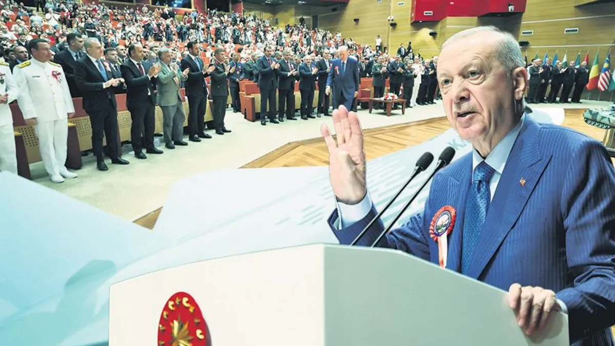 Cumhurbaşkanı Erdoğan konuşma yaparken