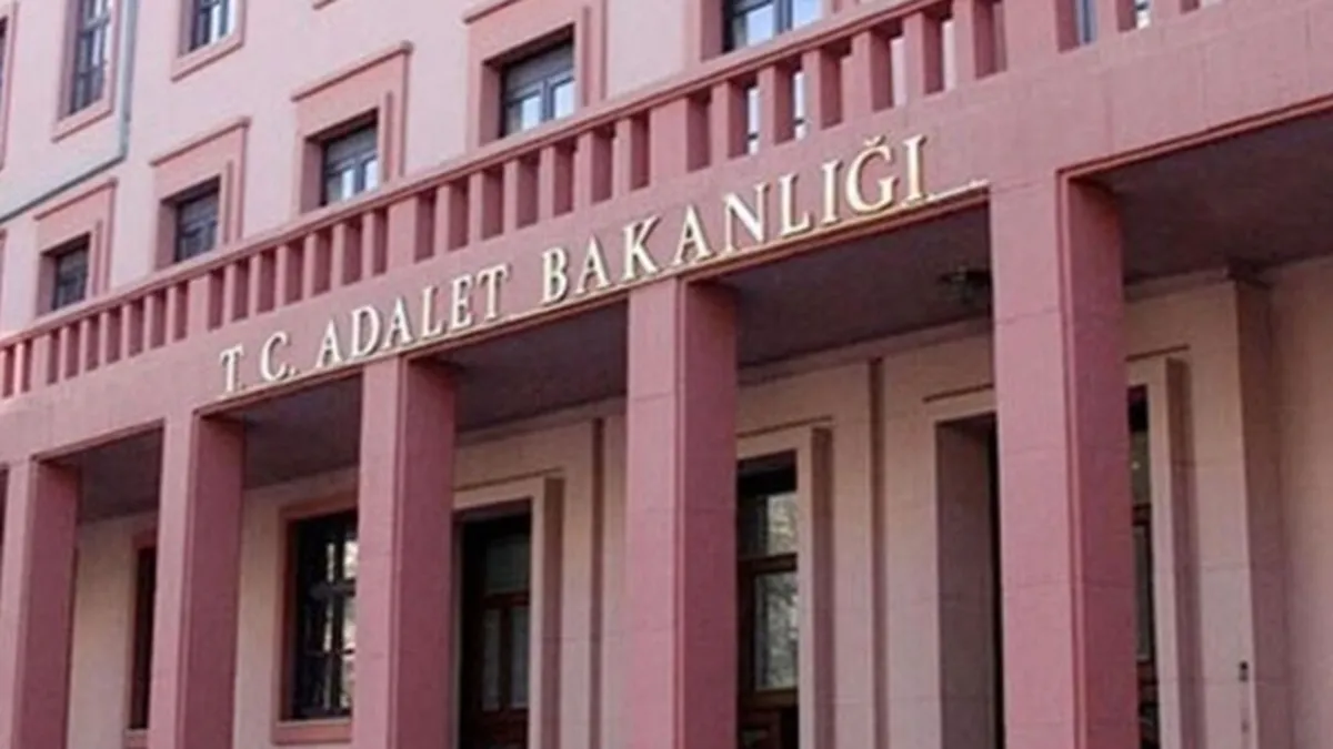 Adalet Bakanlığı’ndan kırmızı bülten açıklaması: Türkiye’nin suçla mücadeledeki kararlılığını açık biçimde ortaya koymaktadır Adalet Bakanlığı’ndan kırmızı bülten açıklaması: Türkiye’nin suçla mücadeledeki kararlılığını açık biçimde ortaya koymaktadır
