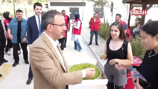 Bakan Kasapoğlu, öğrenci ve ailelerine GSB yurdunda baklava ikram etti | Video