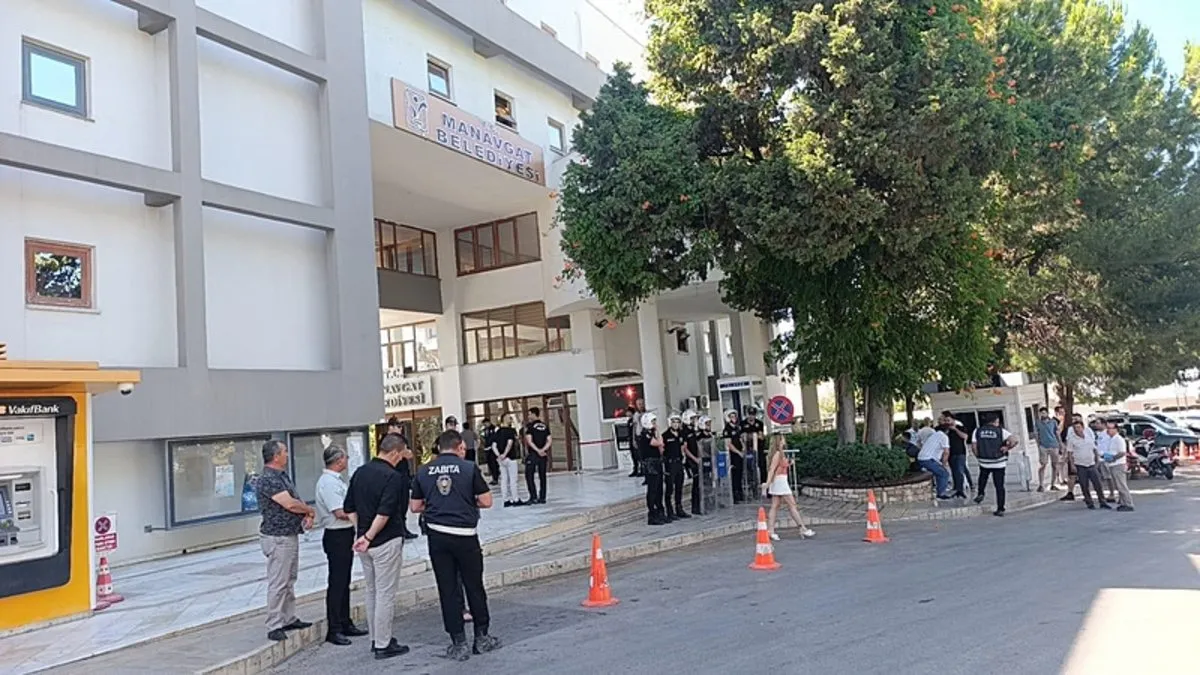 Manavgat Belediyesi’ne yönelik rüşvet soruşturmasında yeni gelişme: 3 zanlı daha tutuklandı Manavgat Belediyesi’ne yönelik rüşvet soruşturmasında yeni gelişme: 3 zanlı daha tutuklandı