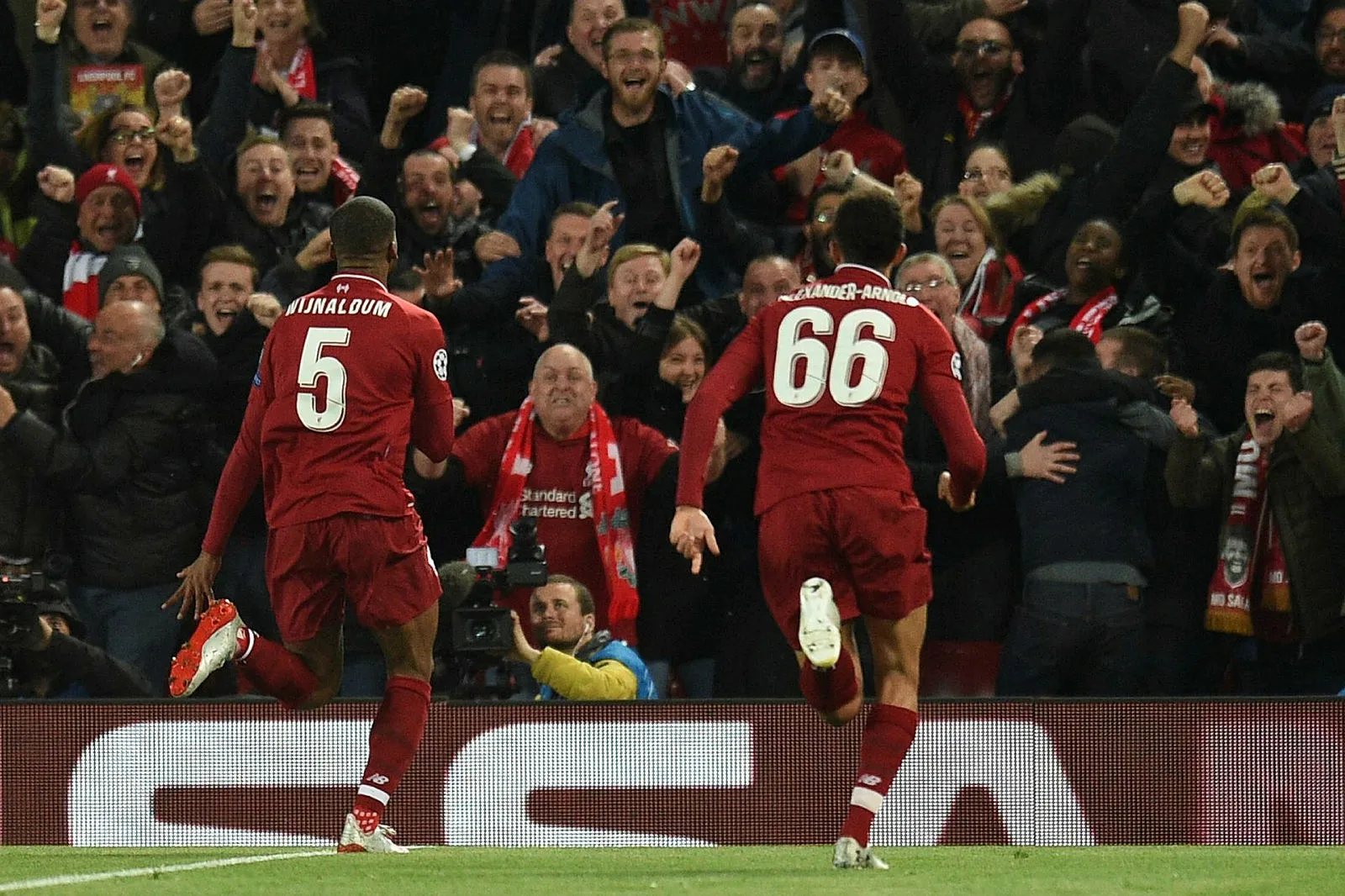 Ливерпуль угловые. Угловой ливерпуль барселона. Liverpool barcelona 4-0. Барса ливерпуль 4 0 угловой. Ливерпуль барселона 4 0 угловой.