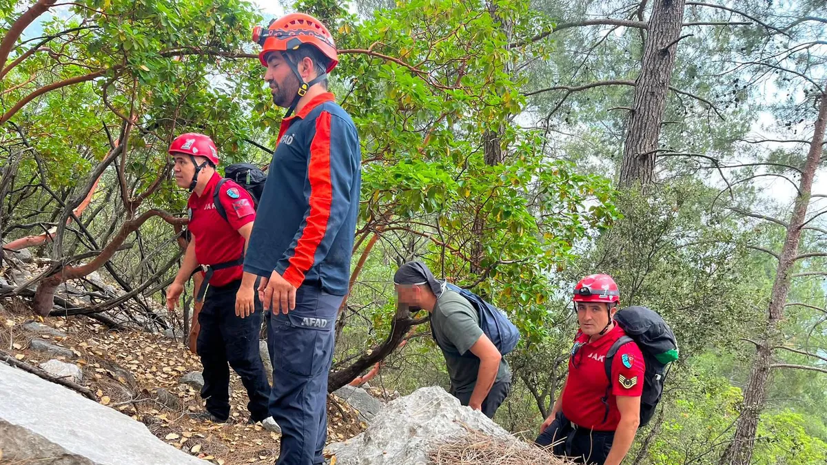 Antalya'da dağda kaybolan iki kişinin kurtarılma anı