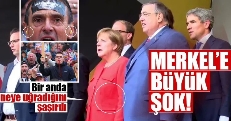Merkel’e domatesli protesto!