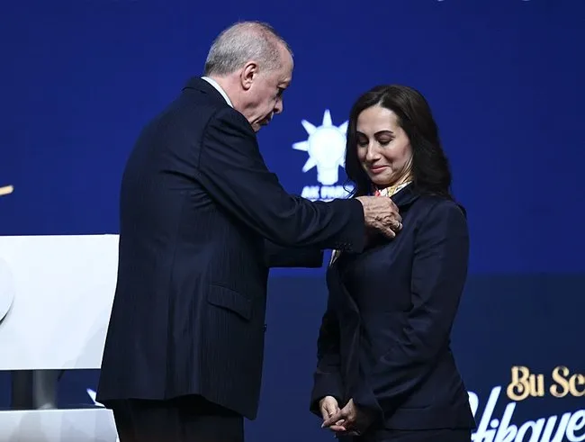 SON DAKİKA... Beykoz Belediye Başkan Vekili Özlem Vural Gürzel AK Parti’ye katıldı: Beni ailenize kabul ettiğiniz için teşekkür ederim