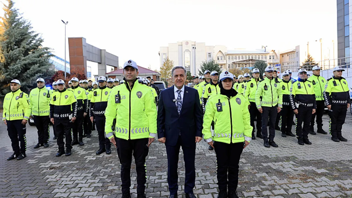 Trafik polislerine yaka kameraları törenle dağıtıldı Trafik polislerine yaka kameraları törenle dağıtıldı
