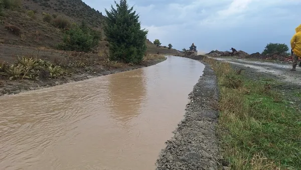 erzincanda-saganak-sonrasi-sulama-kanallari-tasti-sansa-deresinde-yol-cift-yonlu-ulasima-kapatildi-1792068311777.jpg
