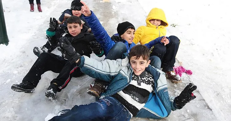 SON DAKİKA! İstanbul’da okullar tatil mi? Eğitime kar molası! Kar tatili haberleri peş peşe geldi