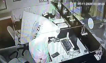 Güvenlik kamerasını fark eden hırsızlık şüphelisi yüzünü poşetle gizlemeye çalıştı