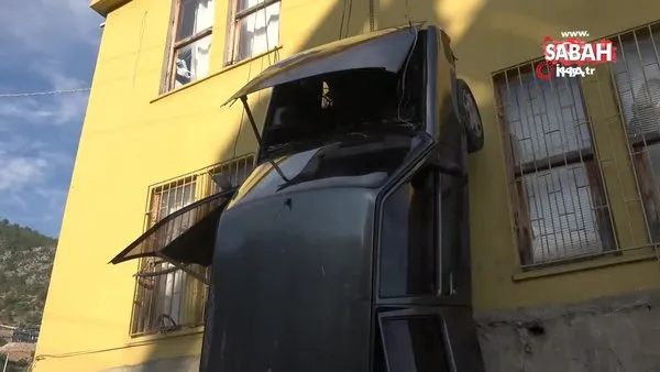 Antalya'da görenleri şaşkına çeviren olay: Sürekli kazaya karışan otomobilini binaya astı | Video