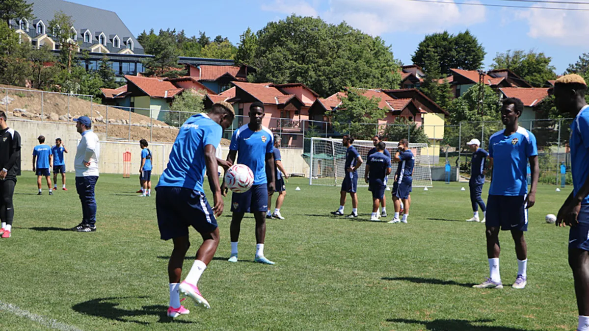 Eyüpspor Teknik Direktörü Pulat: “Bu hafta transfer sayısı 8-9’u bulacak” Eyüpspor Teknik Direktörü Pulat: “Bu hafta transfer sayısı 8-9’u bulacak”