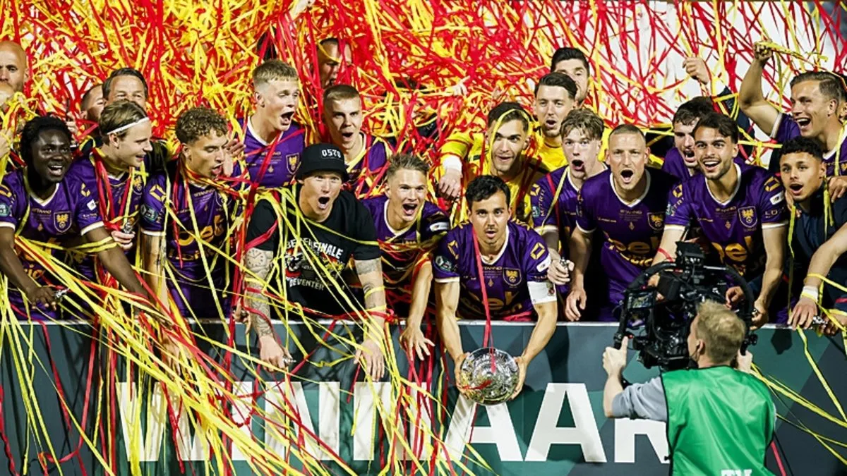Hollanda’da 92 sene sonra bir ilk! Kupa sahibini buldu… Hollanda’da 92 sene sonra bir ilk! Kupa sahibini buldu…