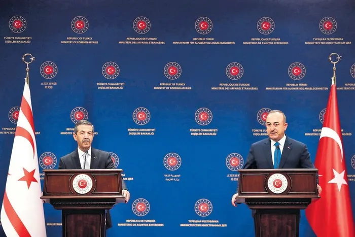 invitado de Turquía en Grecia: mesa para sentarse invitado de Turquía en Grecia: mesa para sentarse