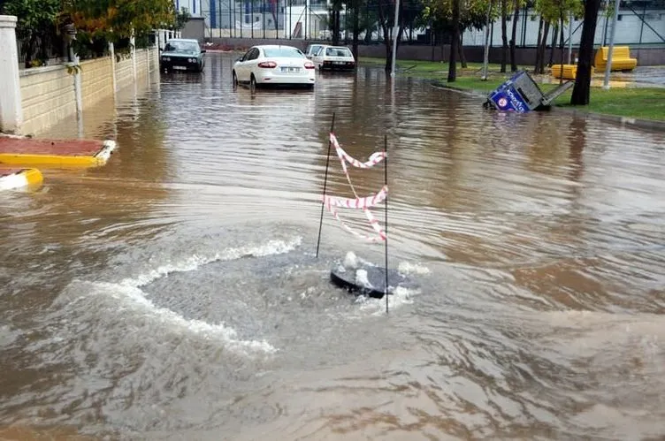 Antalya’da şiddetli yağış yaşamı felç etti