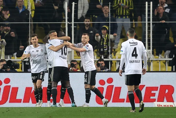kadikoyde-taraftarlardan-flas-tepki-besiktas-derbisinde-ali-koc-istifa-sesleri-1680464131526.jpg