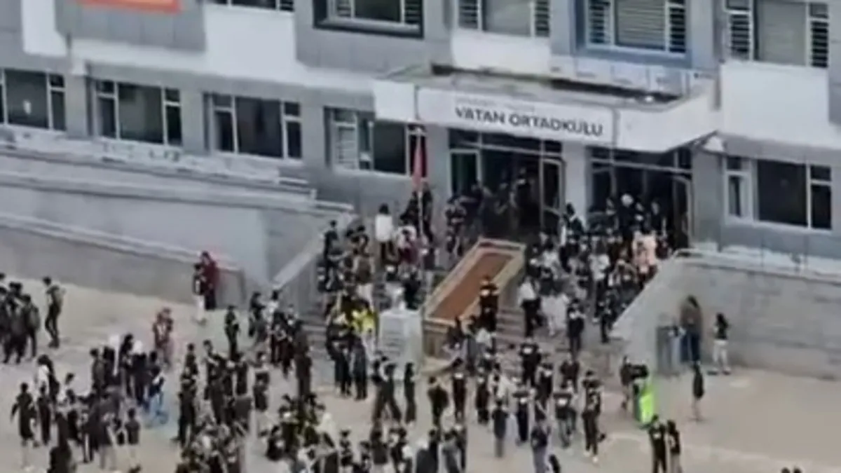 Şanlıurfa’da deprem paniği! Öğrenciler kendini dışarı attı Şanlıurfa’da deprem paniği! Öğrenciler kendini dışarı attı