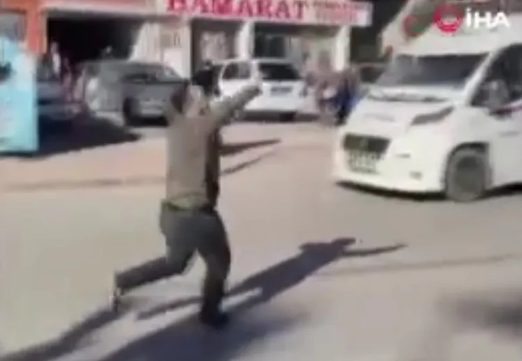 Son dakika: Adana’da TIR şoförü minibüsçüyü böyle vurdu! Ölüyorum ben diyerek yardım çığlıkları attı!