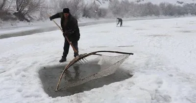 Ağrı’da balıkçılar eksi 30 derecede buzu kırıp balık avlıyor #agri